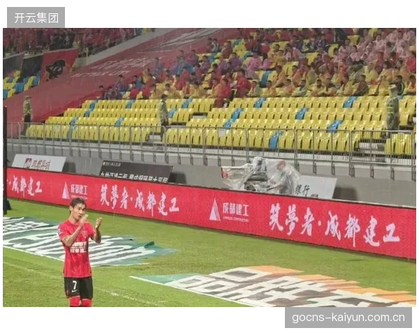 成都蓉城凭借高效控球与转换节奏，半程确立巨大领先优势。